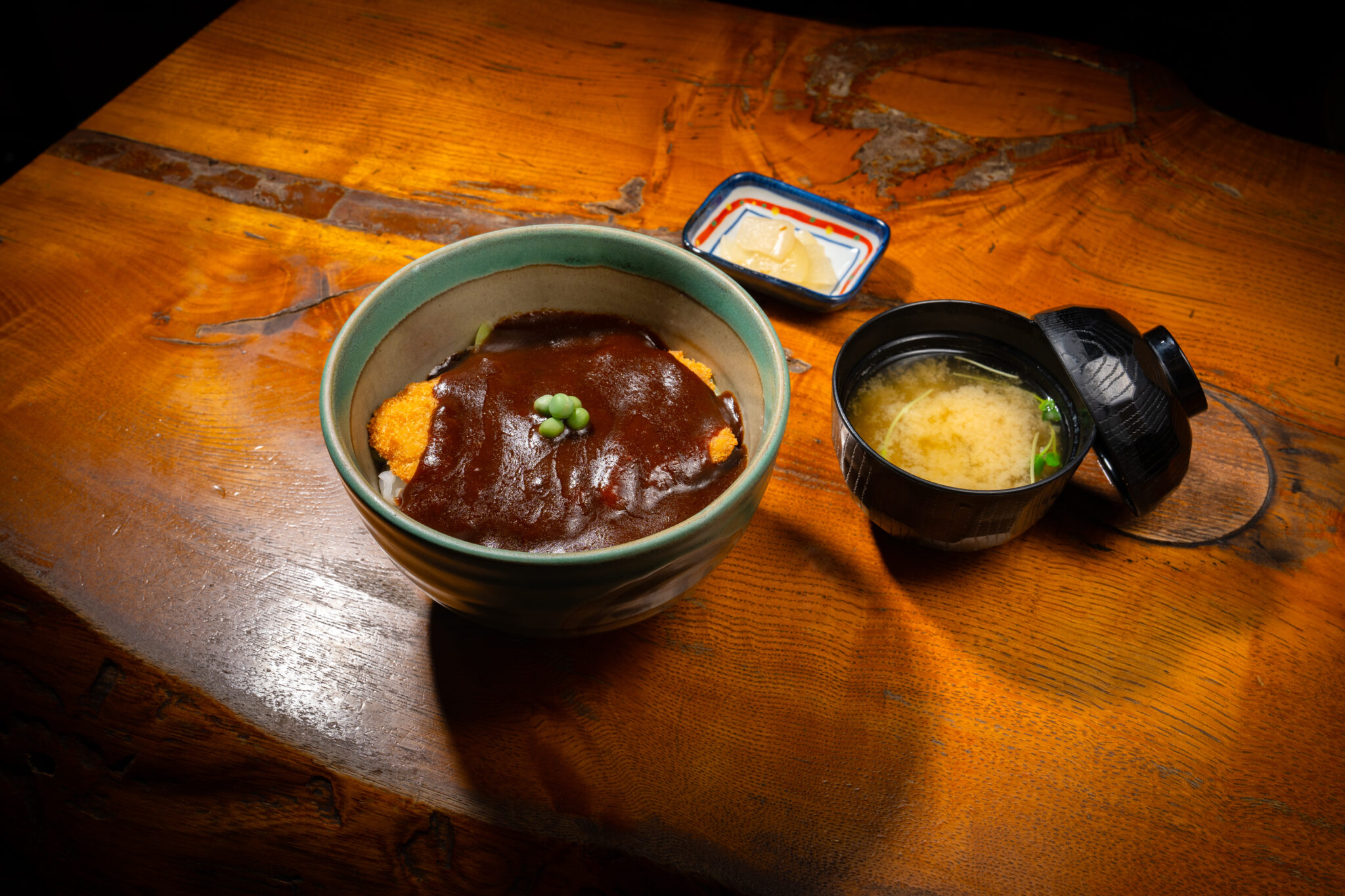 岡山県のご当地グルメ「デミカツ丼」の人気の秘訣にせまる！